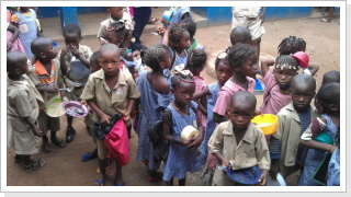 2013 Wir führen an unserer Schule in Conakry Schulspeisung ein